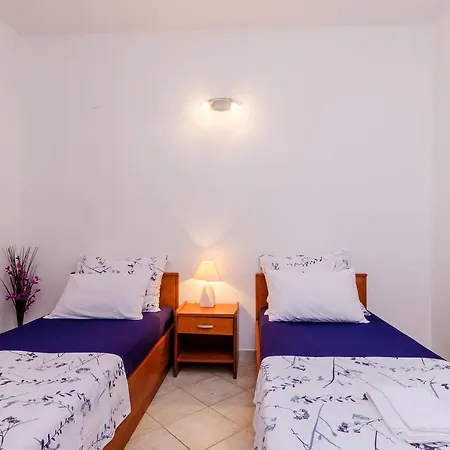 Apartman Alba- Duplex Two Bedroom With Shared Pool And Sea View